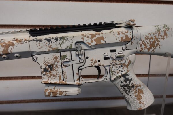 dsc04635__14291.jpg YHM Yankee Hill Machine Co. AR-15 W/LARUE GRIP SNOW CAMO RIFLE